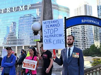 Miles de personas protestan ante edificio Trump en Chicago