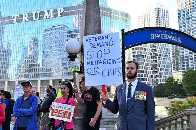 Miles de personas protestan ante edificio Trump en Chicago por envío de Guardia Nacional Miles de personas protestan ante edificio Trump en Chicago por envío de Guardia Nacional
