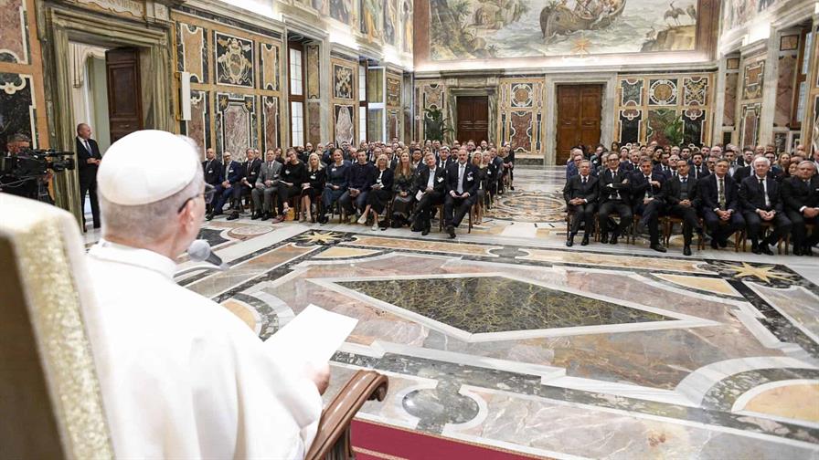 La primera exhortación de León XVI: un magisterio por los pobres empezado por Francisco