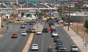 Largas filas en cruces en la frontera norte de México por el cierre del Gobierno en EE. UU.