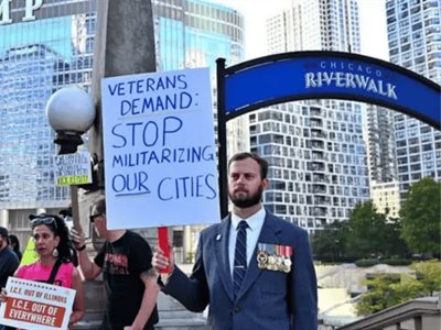 Miles de personas protestan ante edificio Trump en Chicago