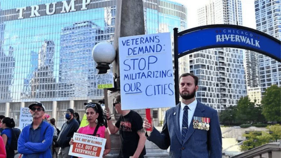 Miles de personas protestan ante edificio Trump en Chicago por envío de Guardia Nacional Miles de personas protestan ante edificio Trump en Chicago por envío de Guardia Nacional