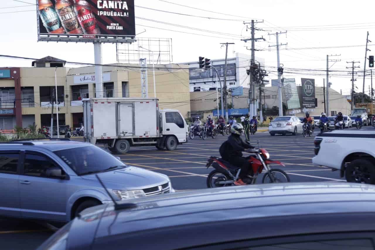 Vehículos circulan la tarde del miércoles por la intersección de las avenidas 27 de Febrero e Isabel Aguiar.