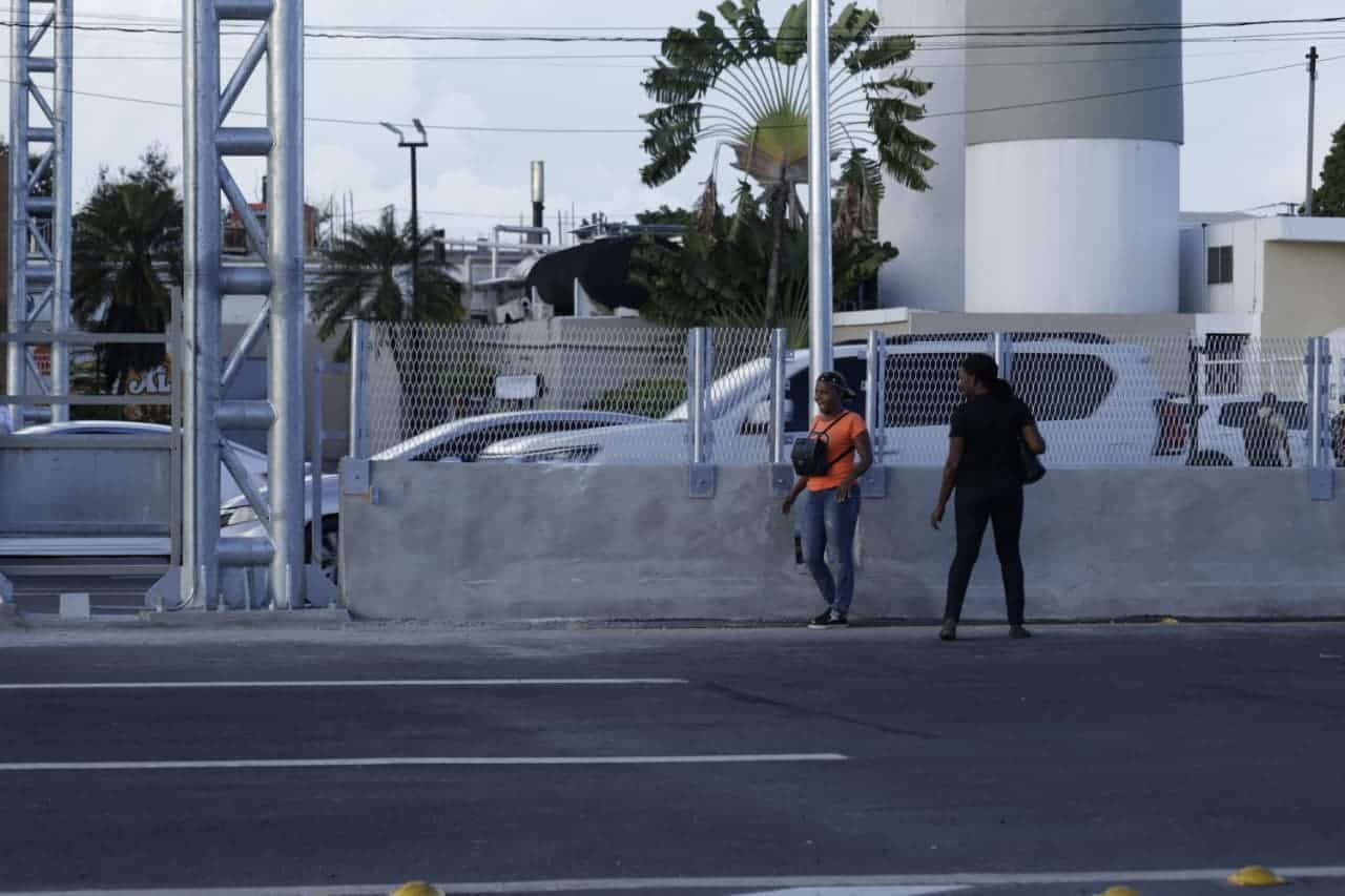 Dos ciudadanas intentando cruzar por la vía.