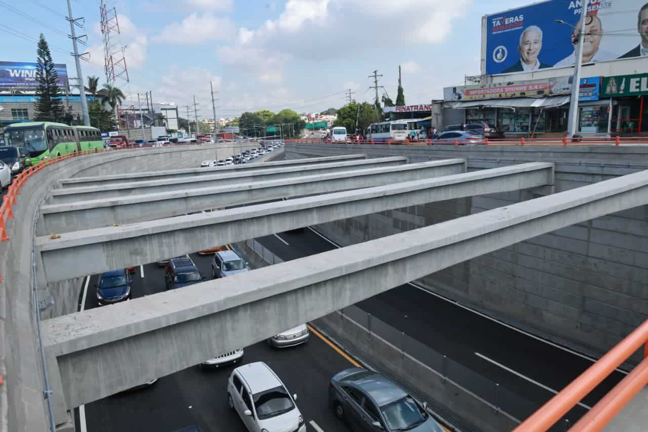 Flujo vehicular sobre el paso a desnivel.