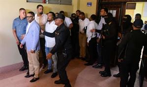 Once policías en el banquillo de los acusados por matar a cinco civiles en Santiago