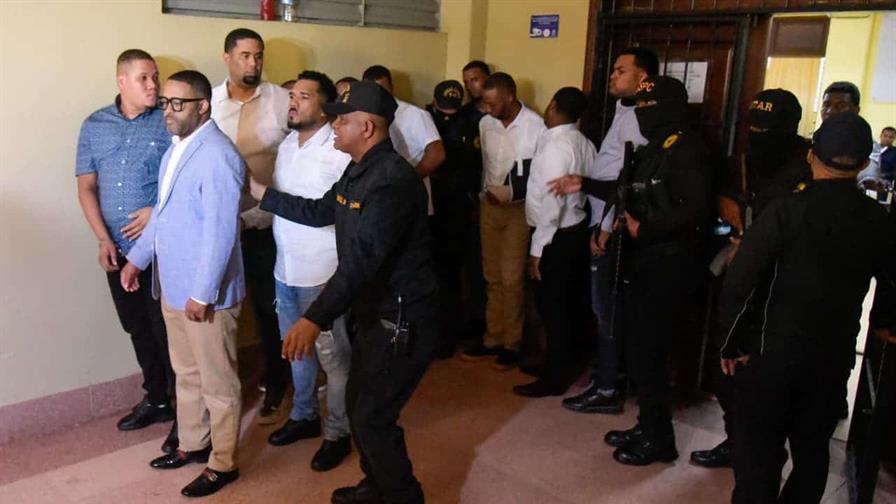 Once policías en el banquillo de los acusados por matar a cinco civiles en Santiago Once policías en el banquillo de los acusados por matar a cinco civiles en Santiago