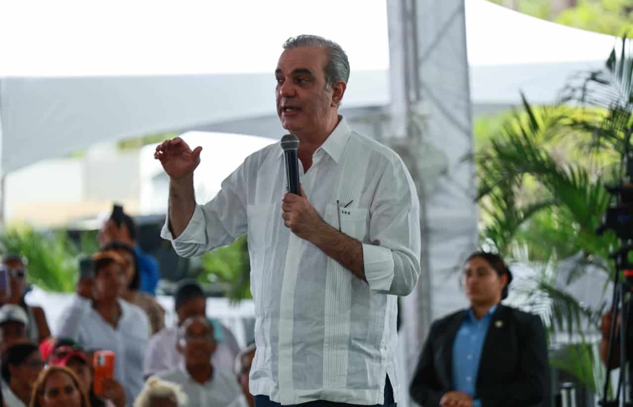El presidente Luis Abinader habla durante entrega de los títulos. 