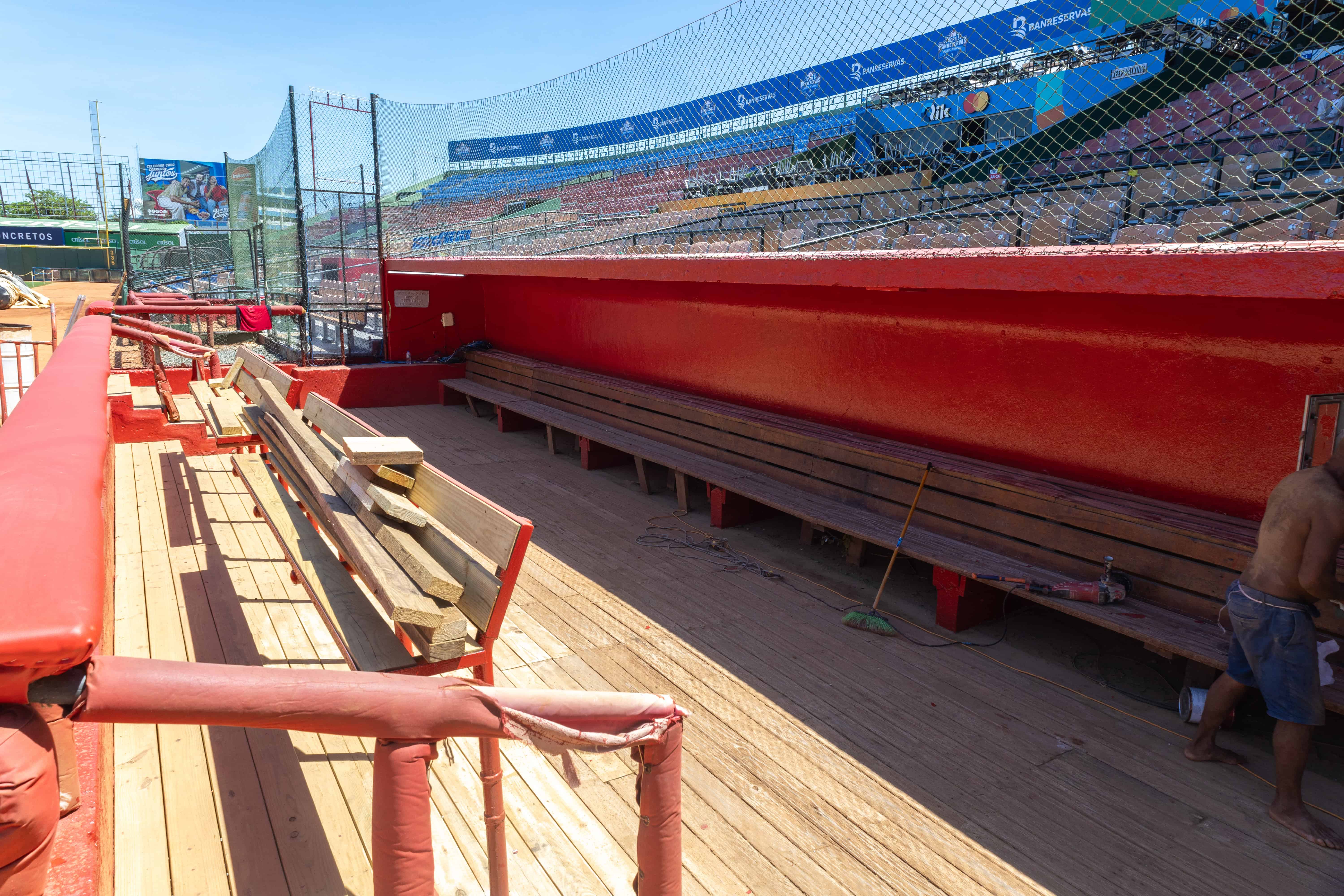 Los asientos del dugout de los Leones del Escogido en el Estadio Quisqueya Juan Marichal eran trabajados al mediodía de este viernes 10 de octubre de 2025.