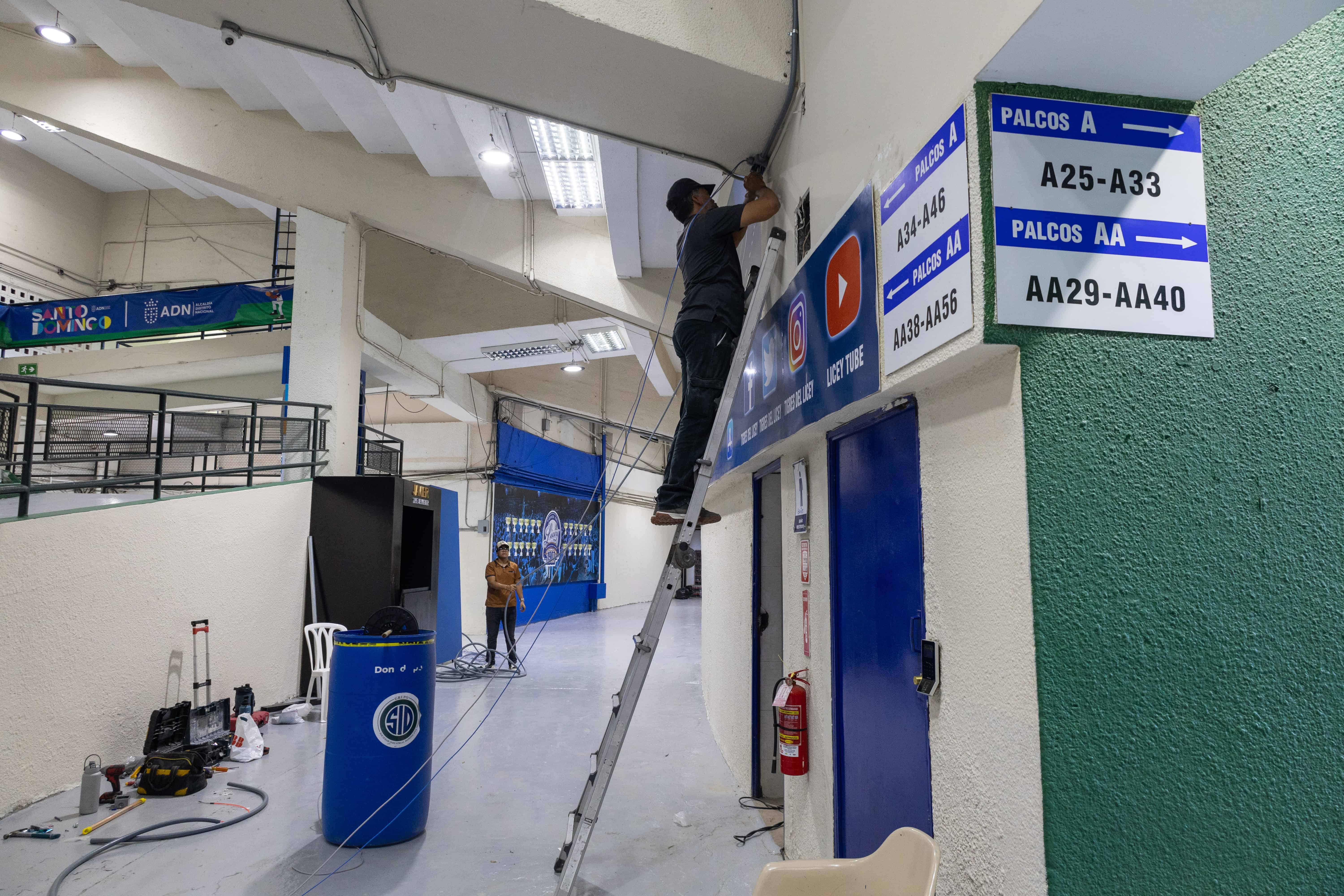 Instalaciones eléctricas se realizaban en el Estadio Quisqueya Juan Marichal al mediodía de este viernes 10 de octubre de 2025.