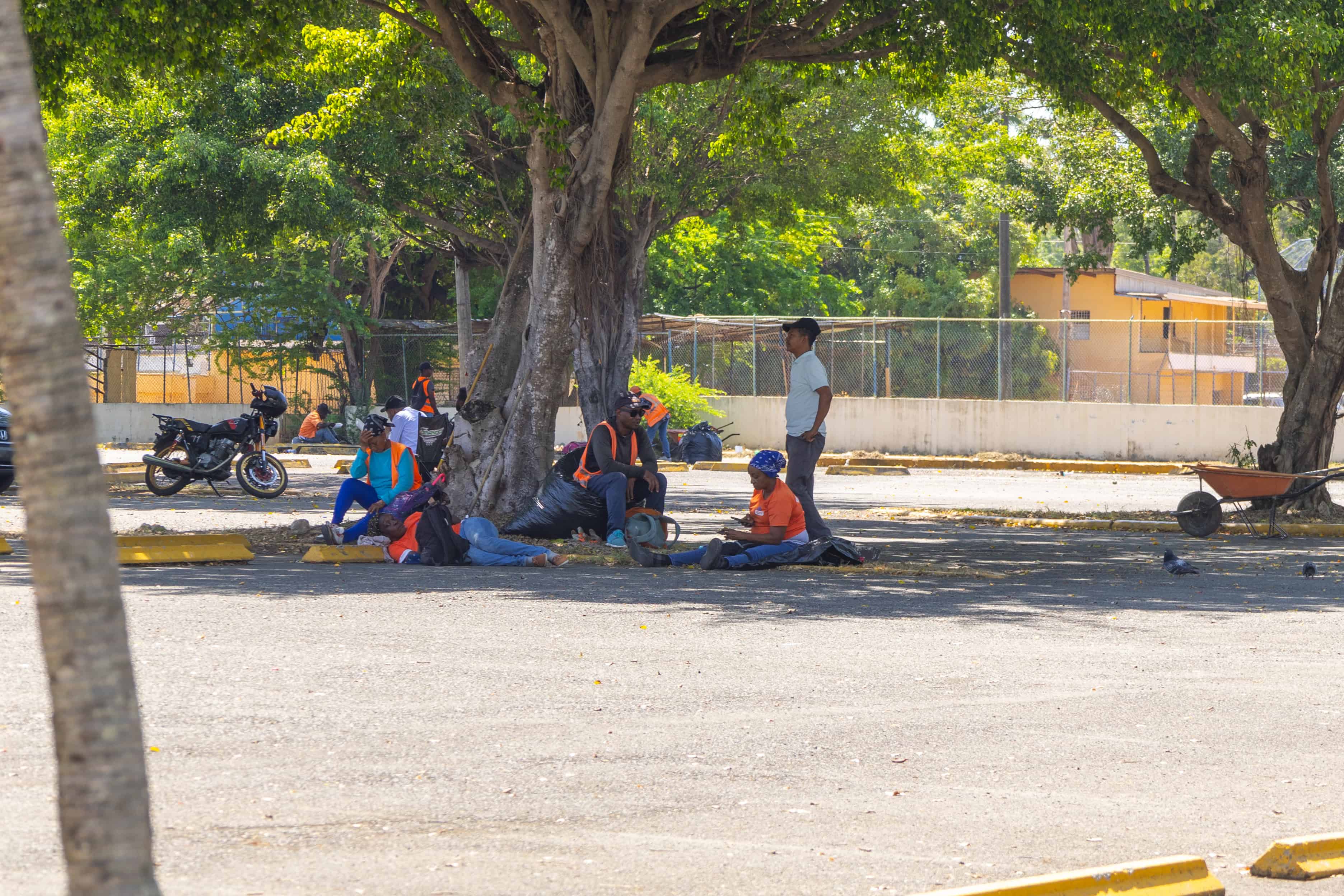 Parte del personal del Ministerio de Obras Públicas que trabajó en una jornada de limpie en el Estadio Quisqueya Juan Marichal. El grupo descansa al mediodía de este viernes 10 de octubre de 2025.