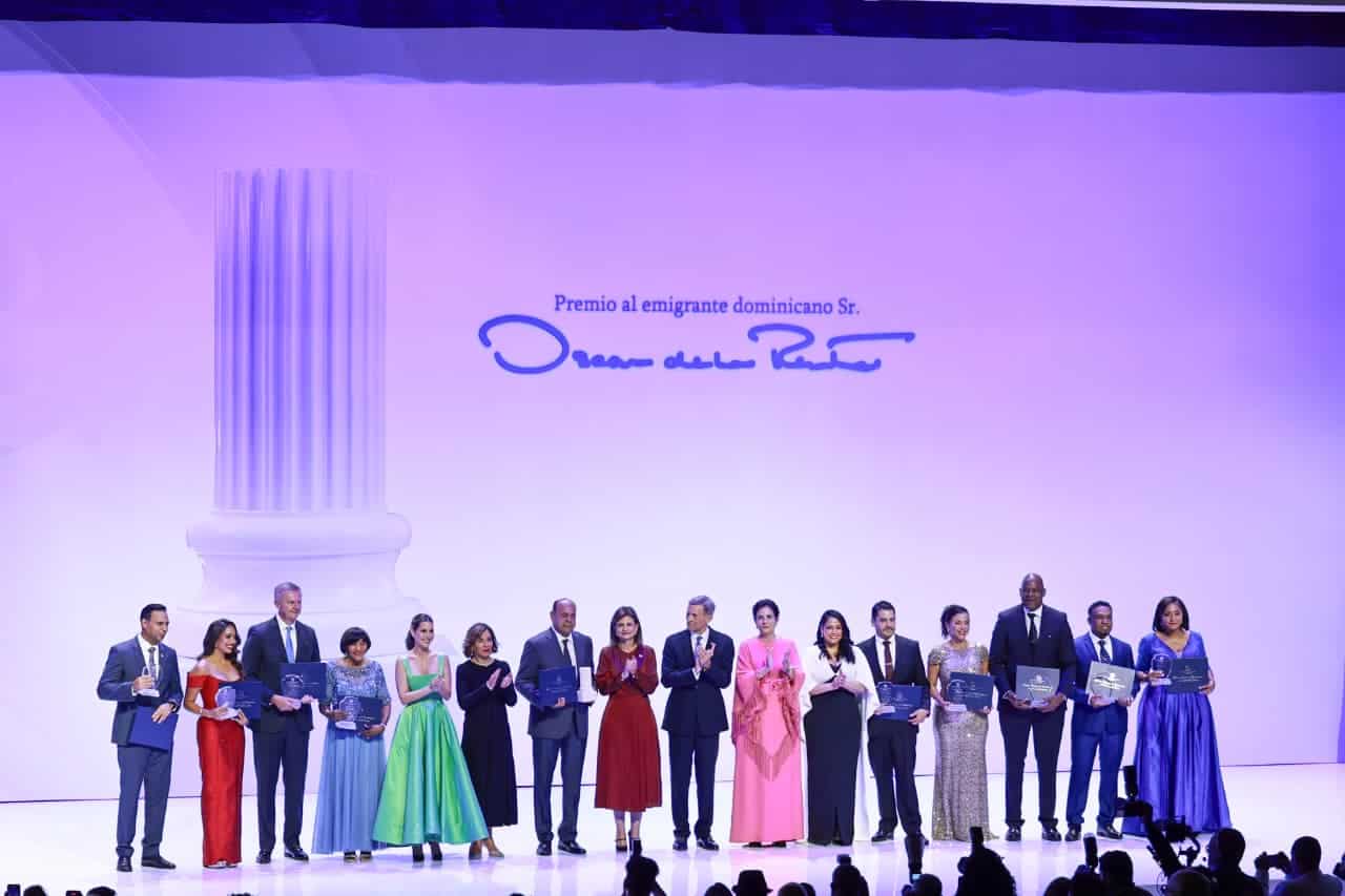Los reconocidos en esta edición del Premio al Emigrante Dominicano Sr. Oscar de la Renta.