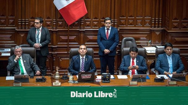 Congreso de Perú convoca a Dina Boluarte a destitución exprés