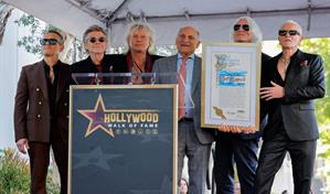 Def Leppard recibe su estrella en el Paseo de la Fama de Hollywood junto a Jon Bon Jovi