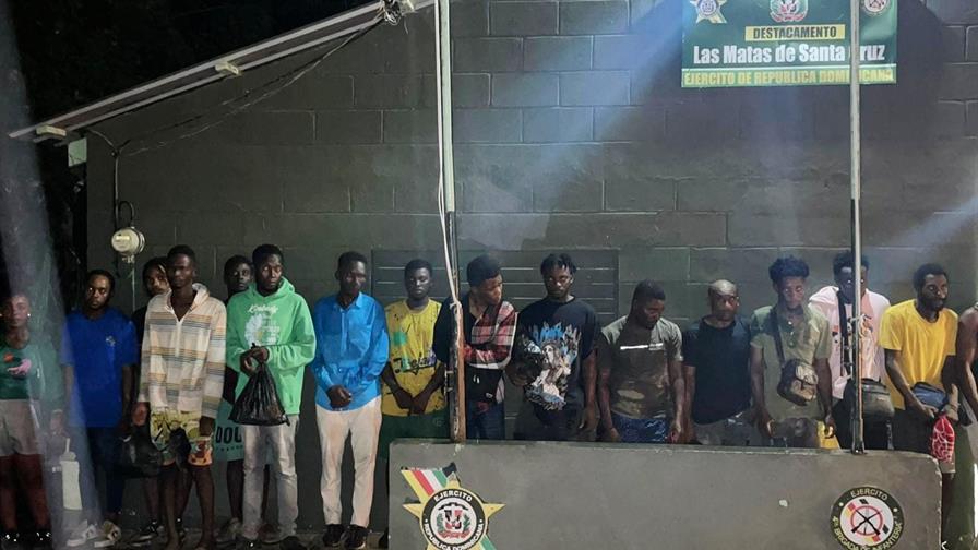 Ejército detiene a 18 haitianos indocumentados en Las Matas de Santa Cruz, Montecristi Ejército detiene a 18 haitianos indocumentados en Las Matas de Santa Cruz, Montecristi