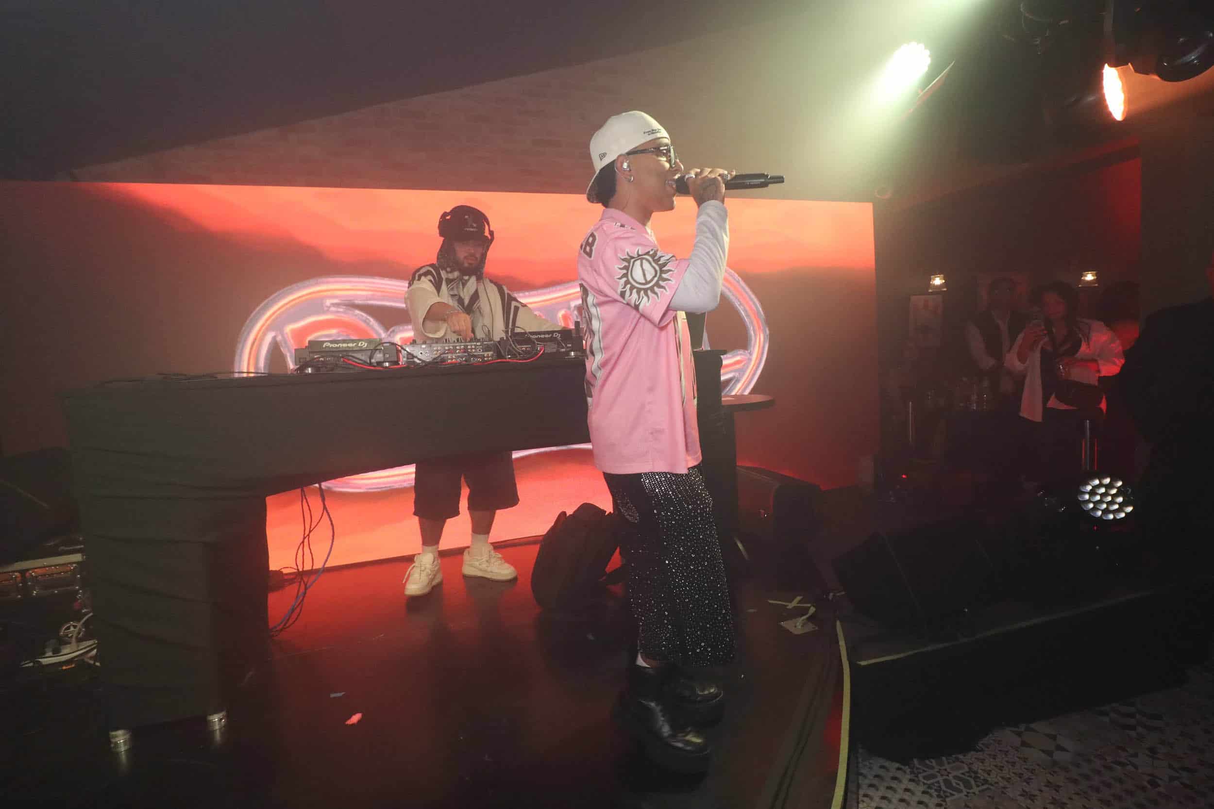 Deeikel expone sus canciones.