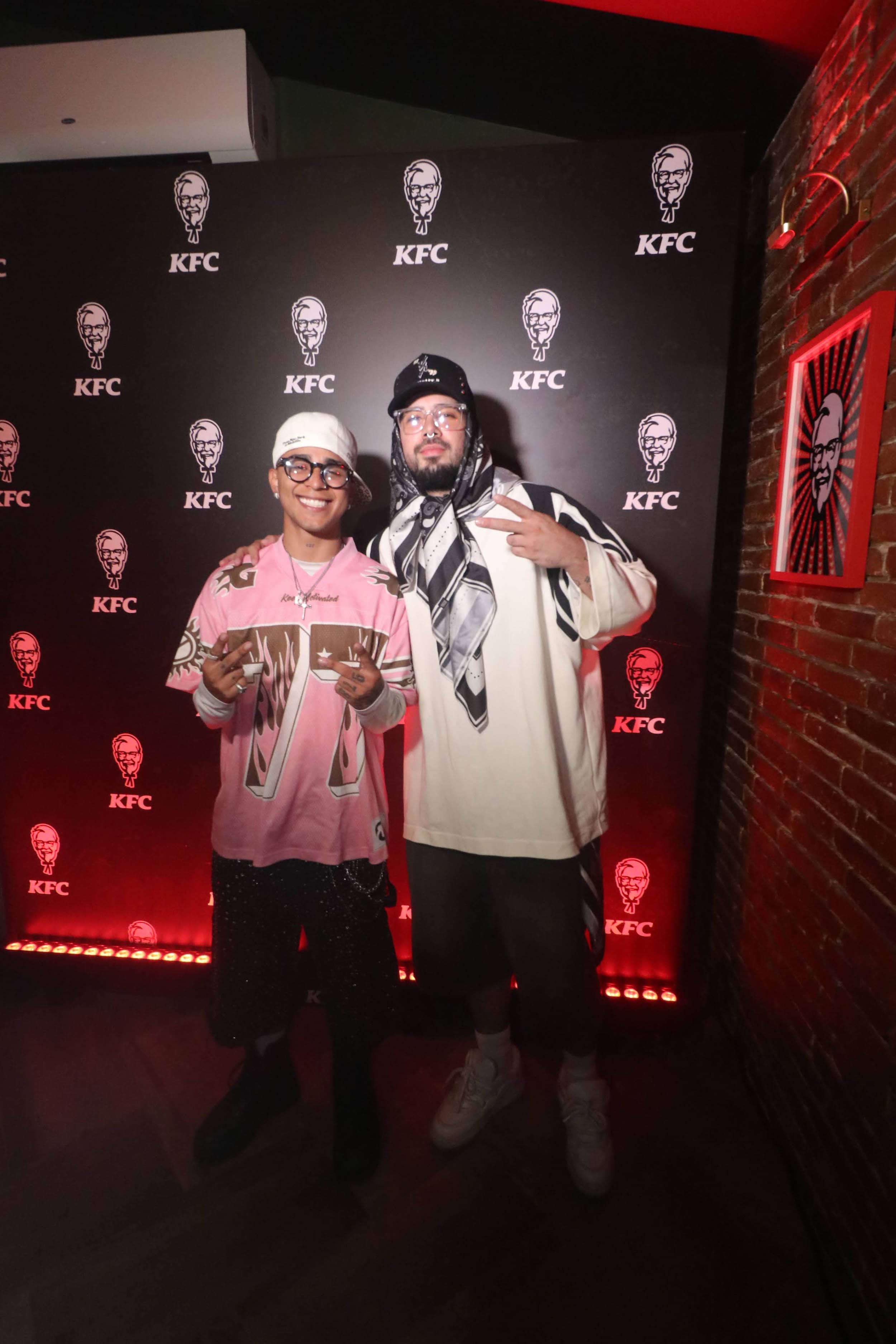 Los artísticas del género urbano Deikel y DJ Kendo.