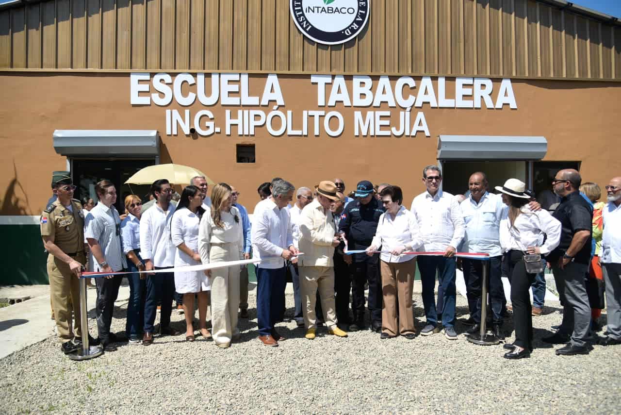 Inauguran en Villa Gonz&aacute;lez la Escuela Tabacalera Hip&oacute;lito Mej&iacute;a