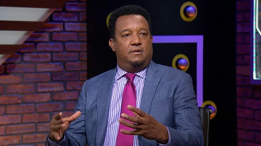 Pedro Mart&iacute;nez env&iacute;a mensaje de aliento al joven lanzador de los Filis, Orion Kerkering