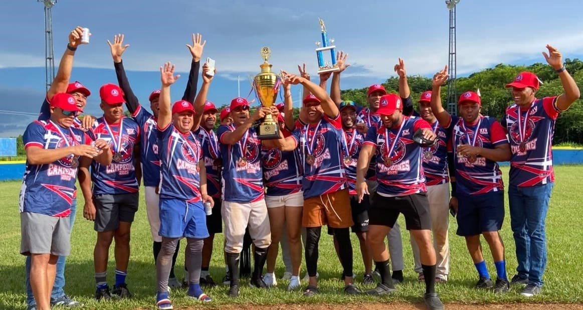 Monarcas 2015 ganan el XIV torneo de softbol de Oficiales Académicos de las FFAA y la PN Monarcas 2015 ganan el XIV torneo de softbol de Oficiales Académicos de las FFAA y la PN