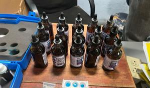 Incautan cocaína líquida camuflada en gotas para el pelo con destino a Estados Unidos