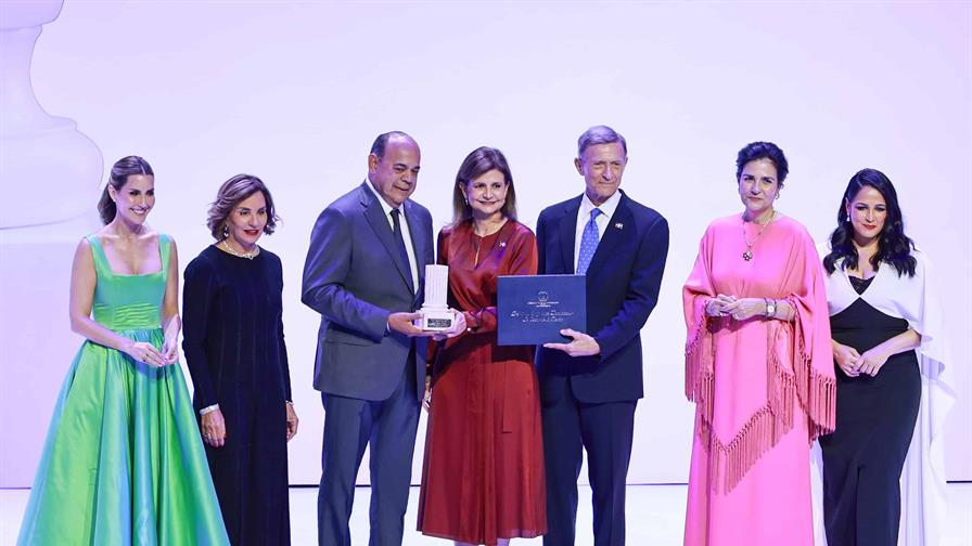 Reconocen a Augusto Taveras con el Premio al Emigrante Dominicano Sr. Oscar de la Renta Reconocen a Augusto Taveras con el Premio al Emigrante Dominicano Sr. Oscar de la Renta