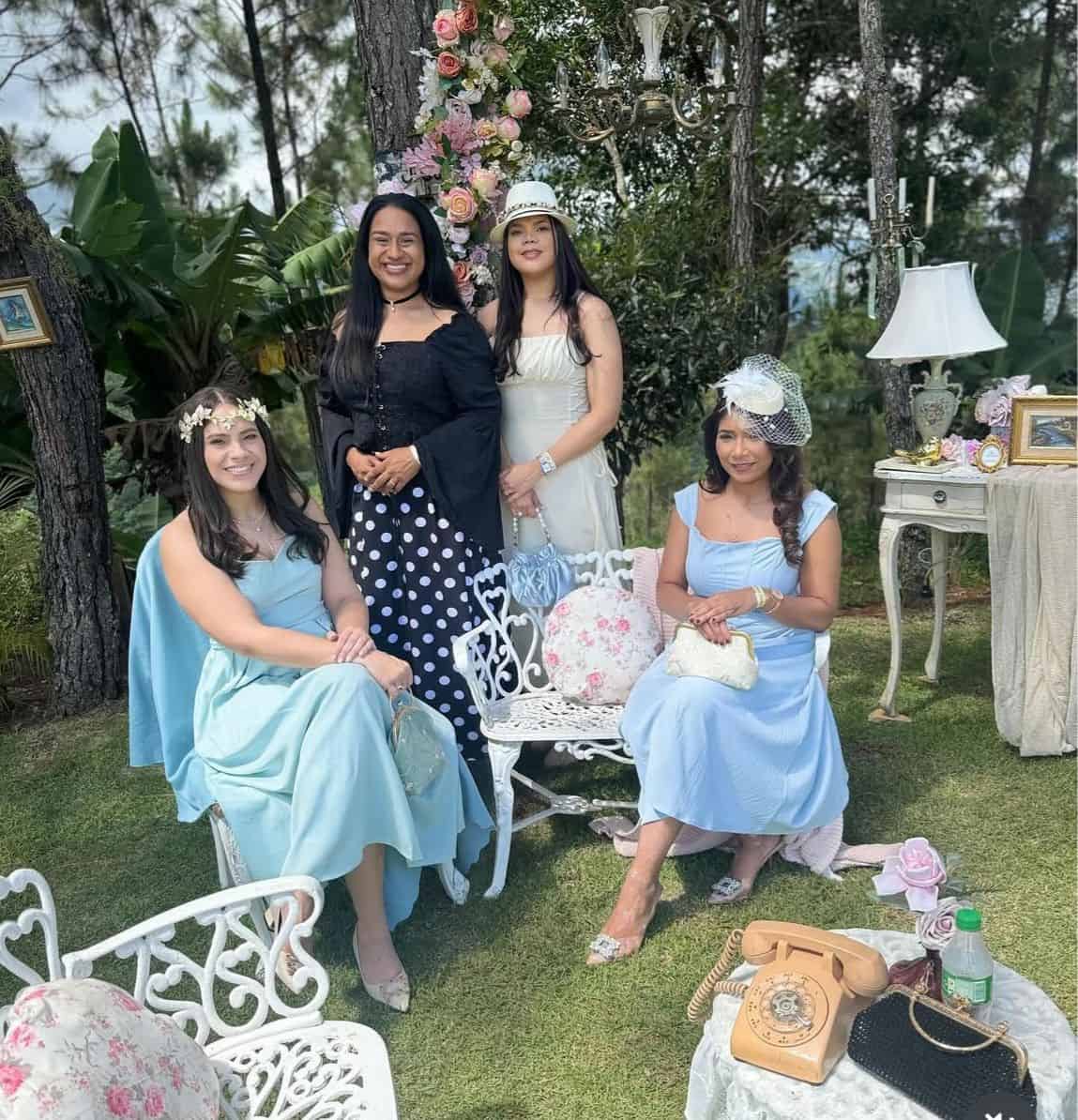 Unter den Einwohnern von Ocoa zeigt die Familie Pujols Castillo beim Sombrero-Festival ihre traditionelle Pracht.