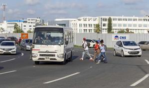 Sin puente peatonal, transeúntes desafían el tráfico en el paso a desnivel de Pintura