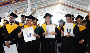UAPA gradúa 1,170 profesionales y reconoce a la maestra Altagracia López con Doctorado Honoris Causa