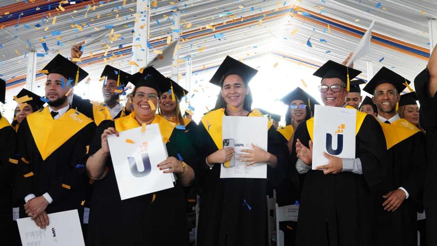 UAPA gradúa 1,170 profesionales y reconoce a la maestra Altagracia López con Doctorado Honoris Causa