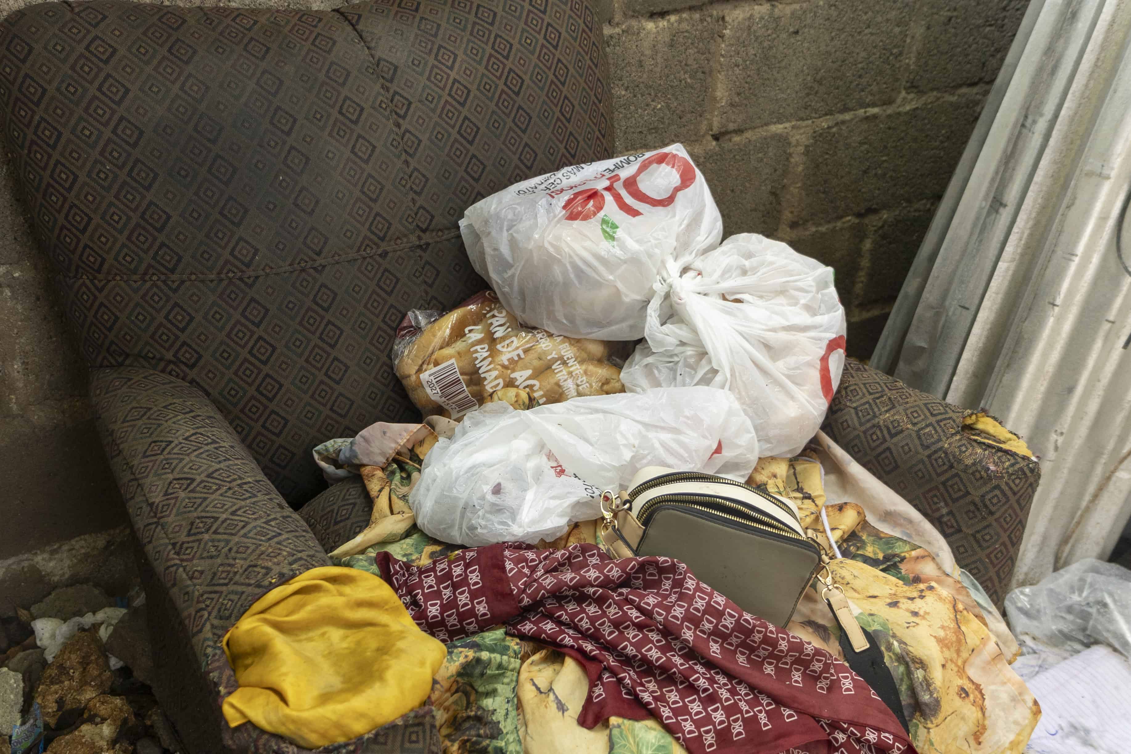 Productos de alguna compra hecha reciemente, quedaron espacrdidas en el lugar.
