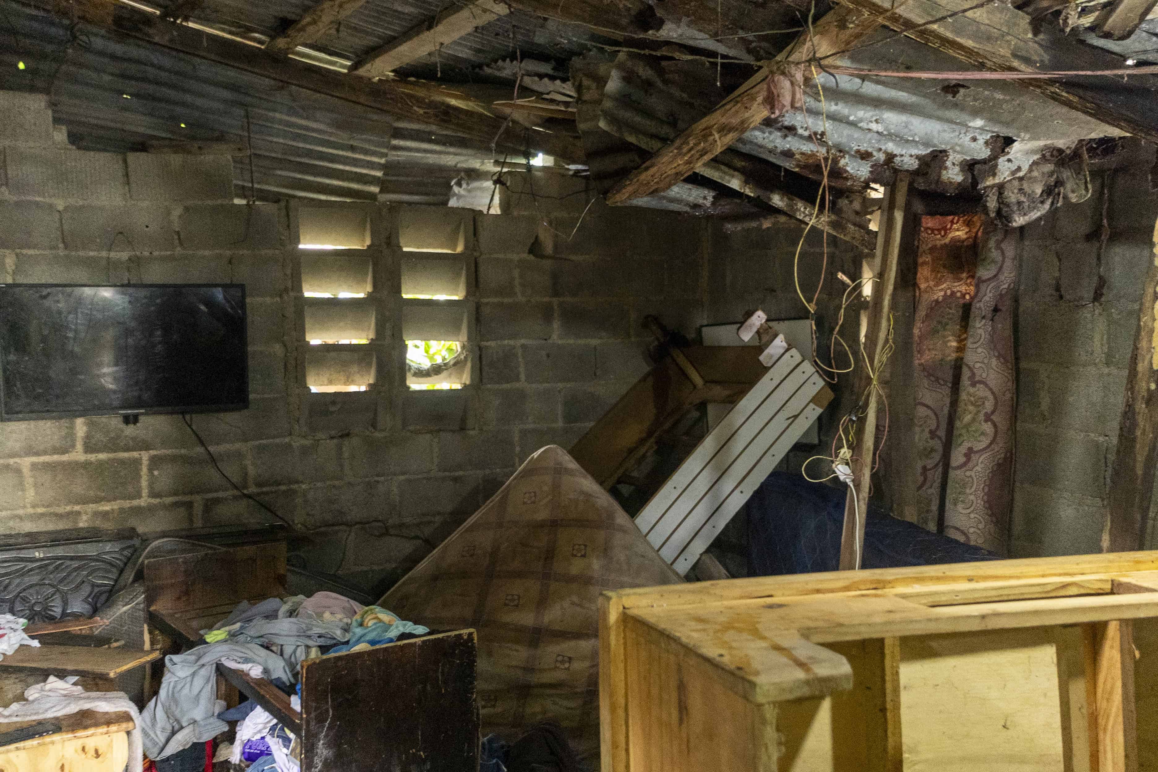 Los ajuares esparcidos en la vivienda.