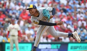 Abner Uribe entra a relevar y mantiene la ventaja de su equipo por segunda vez, Milwaukee gana