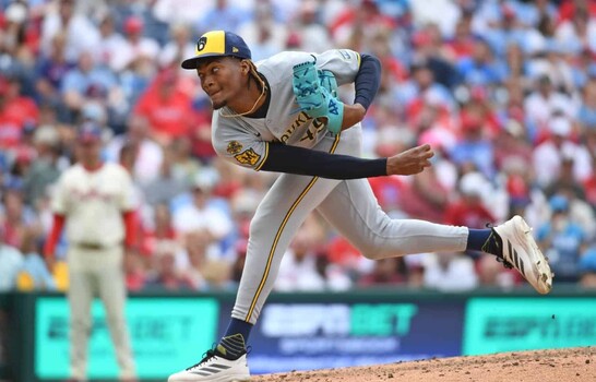 Abner Uribe entra a relevar y mantiene la ventaja de su equipo por segunda vez, Milwaukee gana