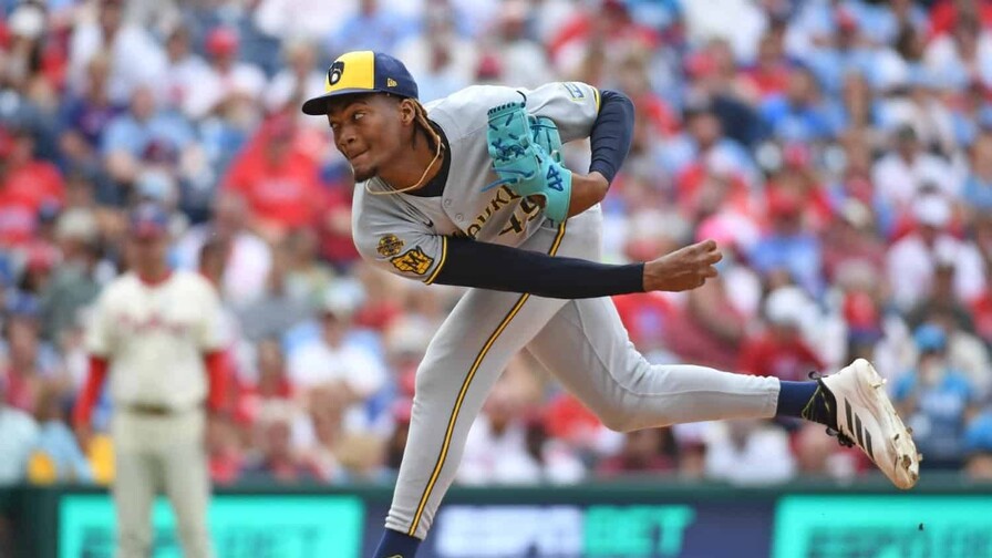 Abner Uribe entra a relevar y mantiene la ventaja de su equipo por segunda vez, Milwaukee gana