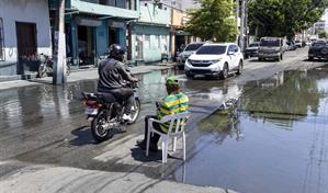 Intersección de las calles Moca y Aníbal de Espinosa sigue inundada, pese a trabajos de la Caasd