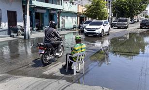 Intersección de las calles Moca y Aníbal de Espinosa sigue inundada, pese a trabajos de la Caasd