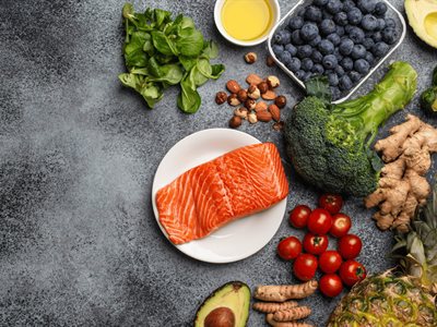 Autoridades recomiendan evitar alimentos procesados y grasas