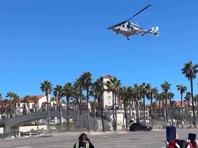 Helicóptero se sale de control y se estrella en playa de California