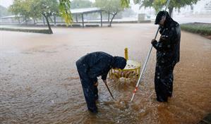 Temporal en España causa inundaciones que dejan atrapadas a personas en vehículos y zonas bajas