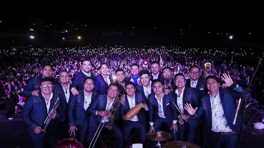 Agrupación de cumbia peruana da concierto con chalecos antibalas tras asesinato de su vocalista Agrupación de cumbia peruana da concierto con chalecos antibalas tras asesinato de su vocalista