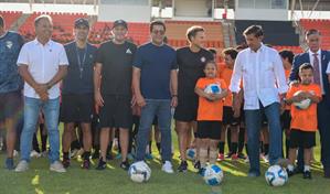 El exfutbolista uruguayo Diego Forlán imparte clínica a jóvenes en Santiago