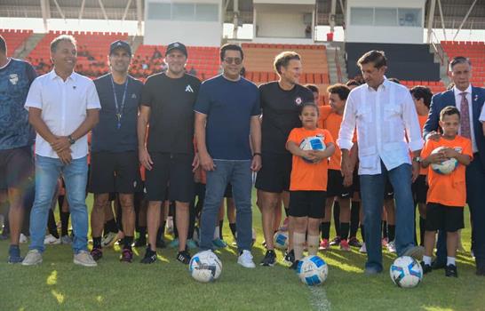 El exfutbolista uruguayo Diego Forlán imparte clínica a jóvenes en Santiago