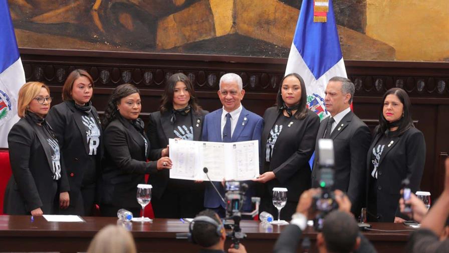 Diputadas y senadoras impulsan una reforma de 18 leyes para erradicar los feminicidios en 10 años Diputadas y senadoras impulsan una reforma de 18 leyes para erradicar los feminicidios en 10 años