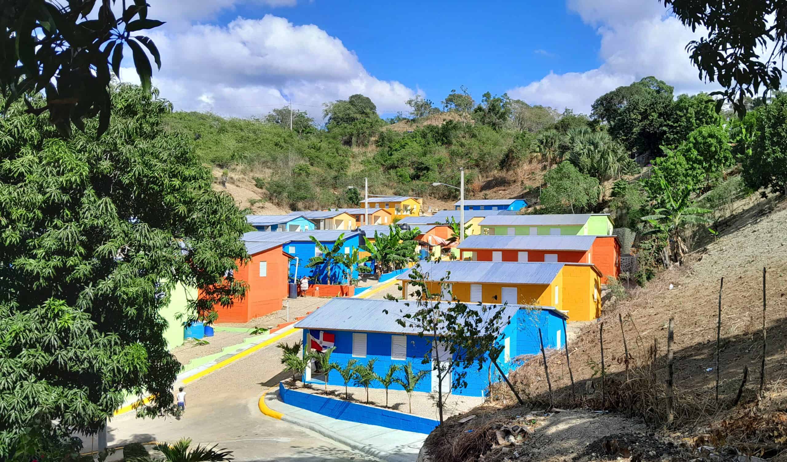 Las casas tienen sala, galería, dos y tres habitaciones y cocina.