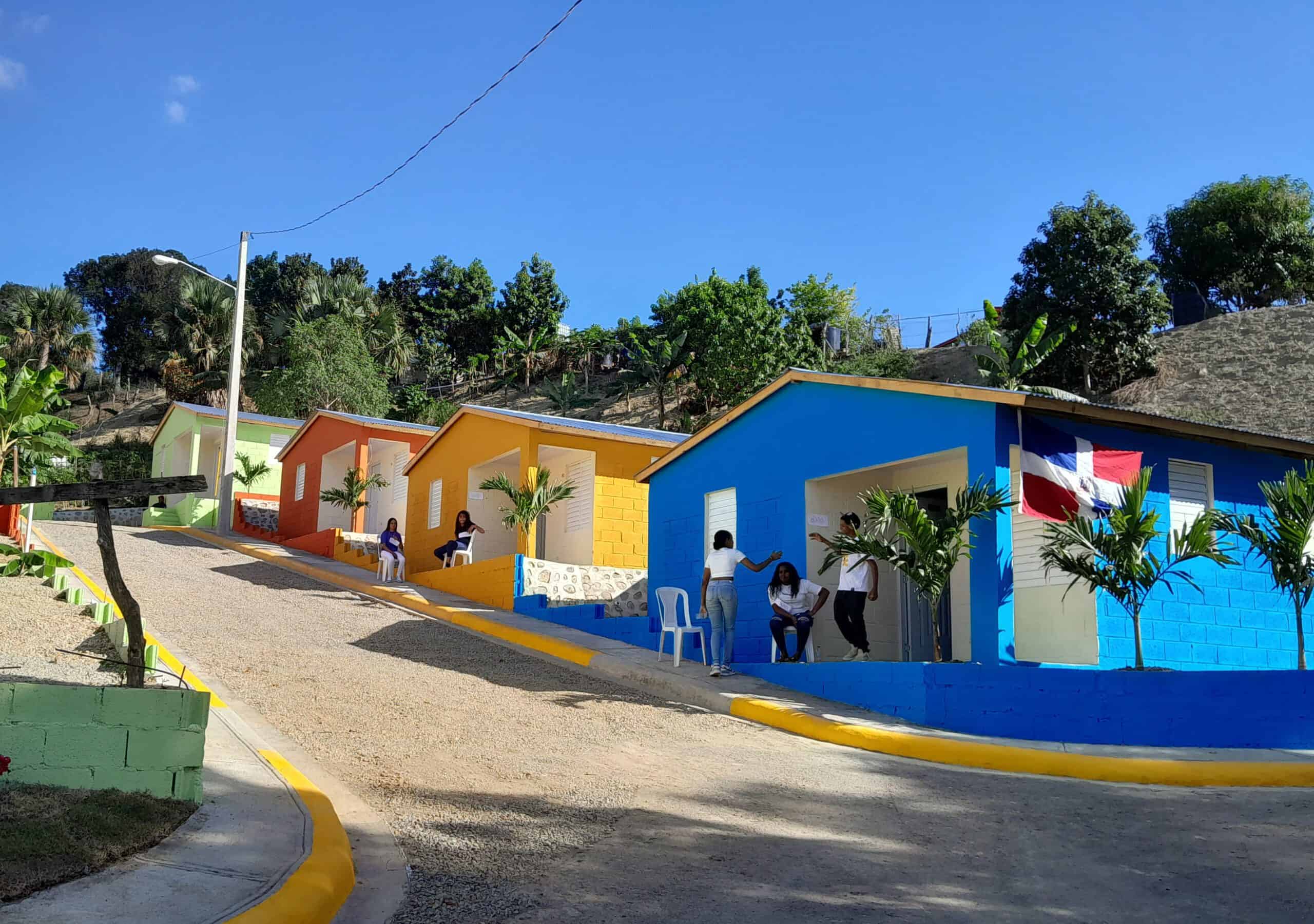 Casas coloridas donadas por la Fundación Rancheros Unidos de Nueva York.