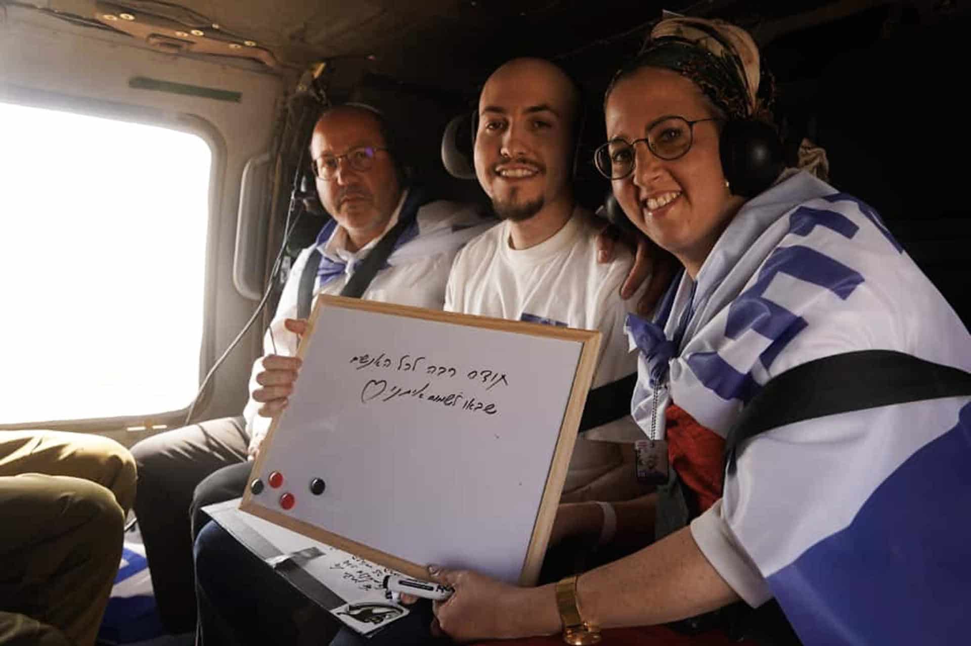 El rehén Eitan Mor (c) y su familia a bordo del helicóptero de camino al hospital en Jerusalén.