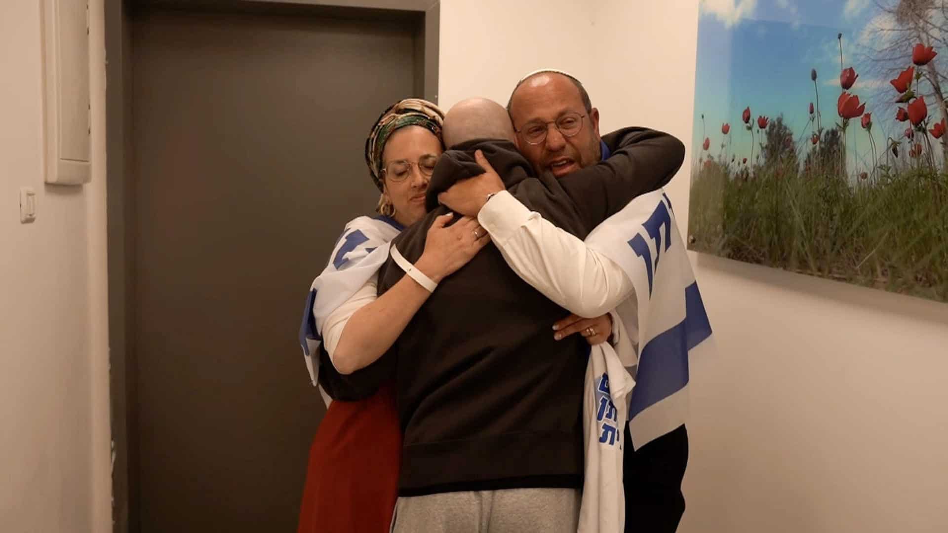 El rehén Eitan Mor se reune con sus padres en el punto de absorción inicial este lunes en Jerusalén.