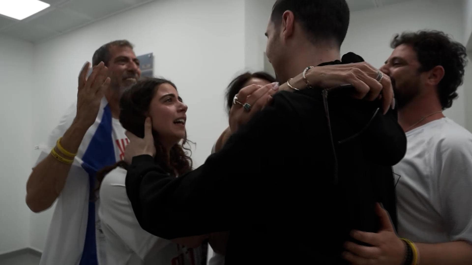 El rehén Guy Gilboa-Dalal se reúne con su familia en el punto de recepción inicial este lunes en Jerusalén. 