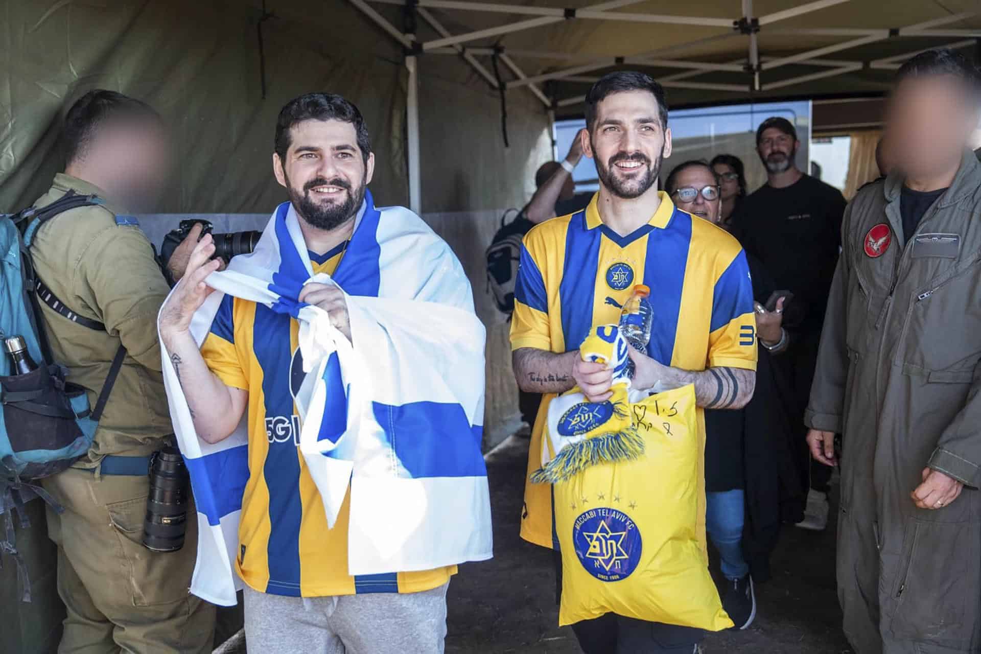 Los rehenes Gali y Ziv Berman en el punto de recepción inicial este lunes en Jerusalén.